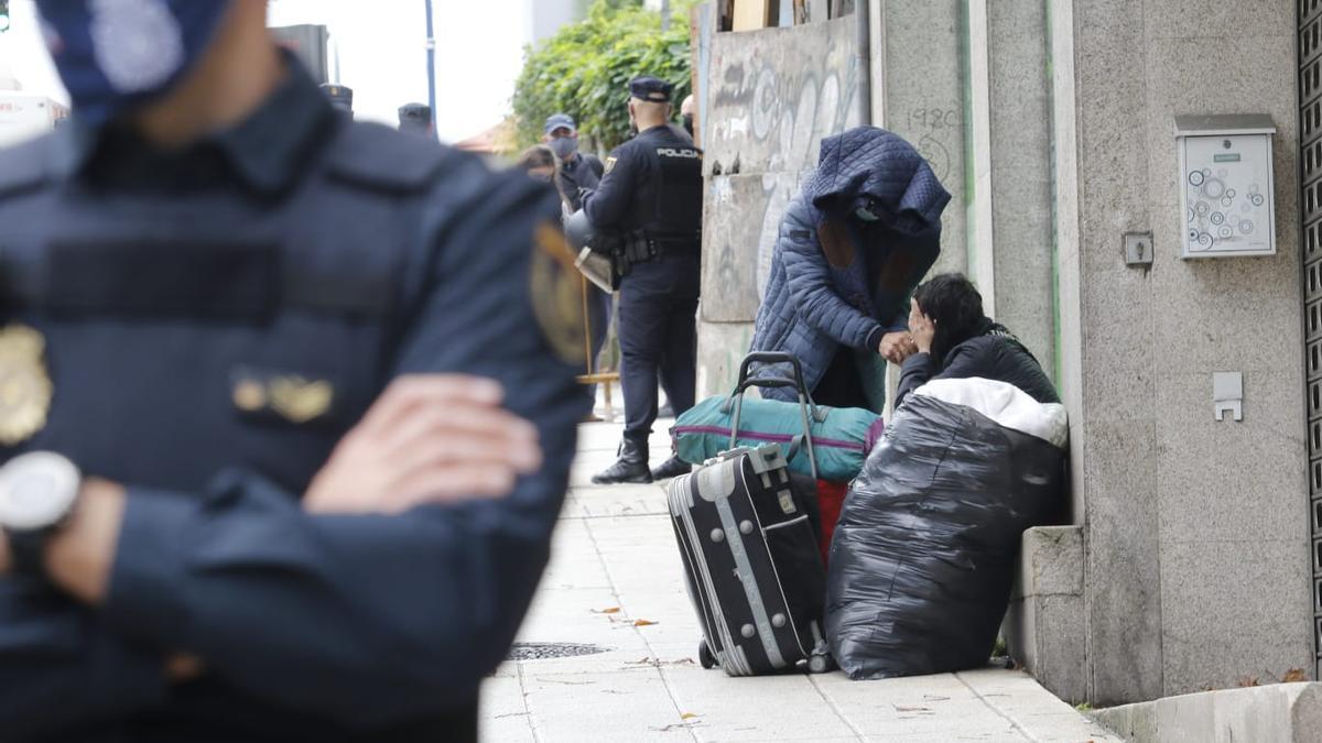 La Policía Nacional interviene en el desalojo de un edificio okupa en Vigo