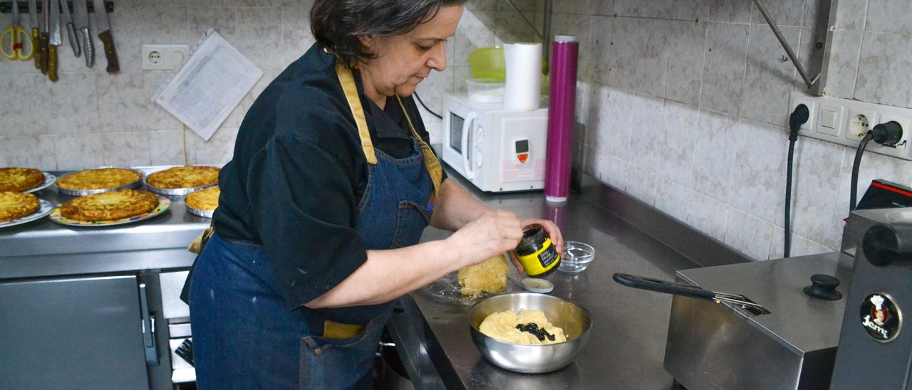 Amparo Bonilla trabajando en la cocina de su local, en Salas.