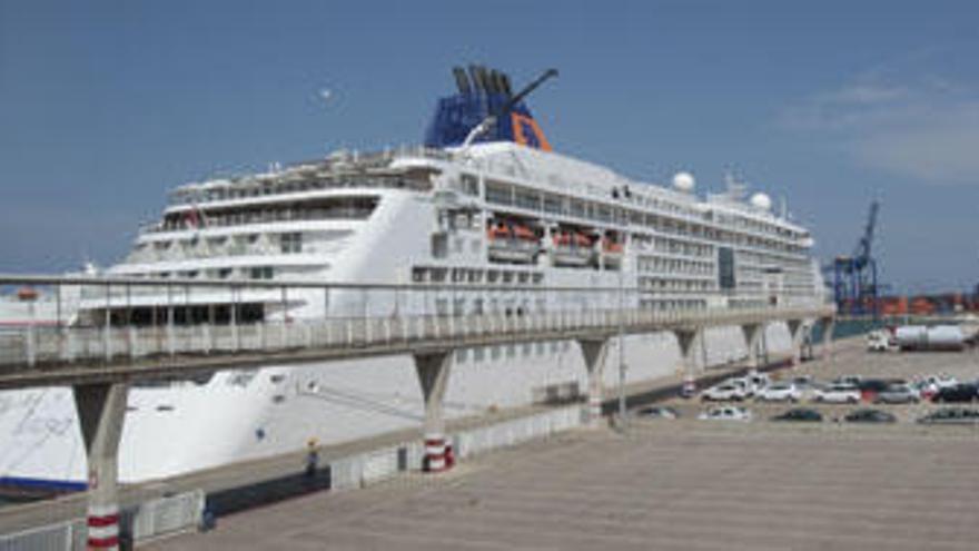 Uno de los cruceros que recibió el puerto de Valencia, en el que ha descendido el número de pasajeros.