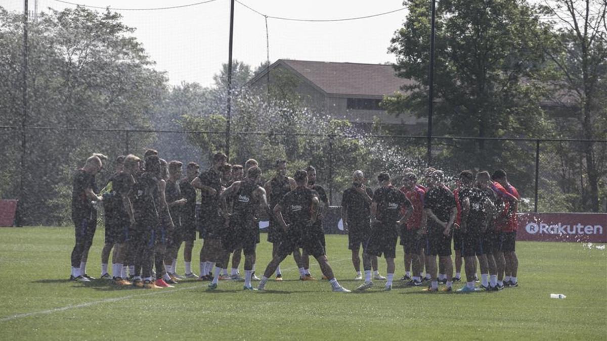 La plantilla del Barcelona, en una pausa durante el entrenamiento