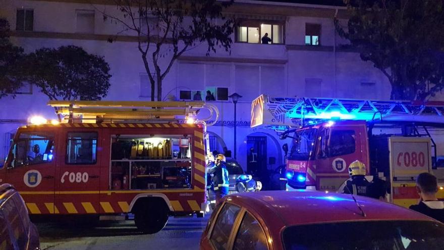 El incendio en una lavadora alarma en la barriada de Girón