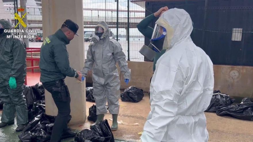 Simulacro de la Guardia Civil ante la supuesta llegada a Baleares de dos migrantes en patera con la viruela del mono