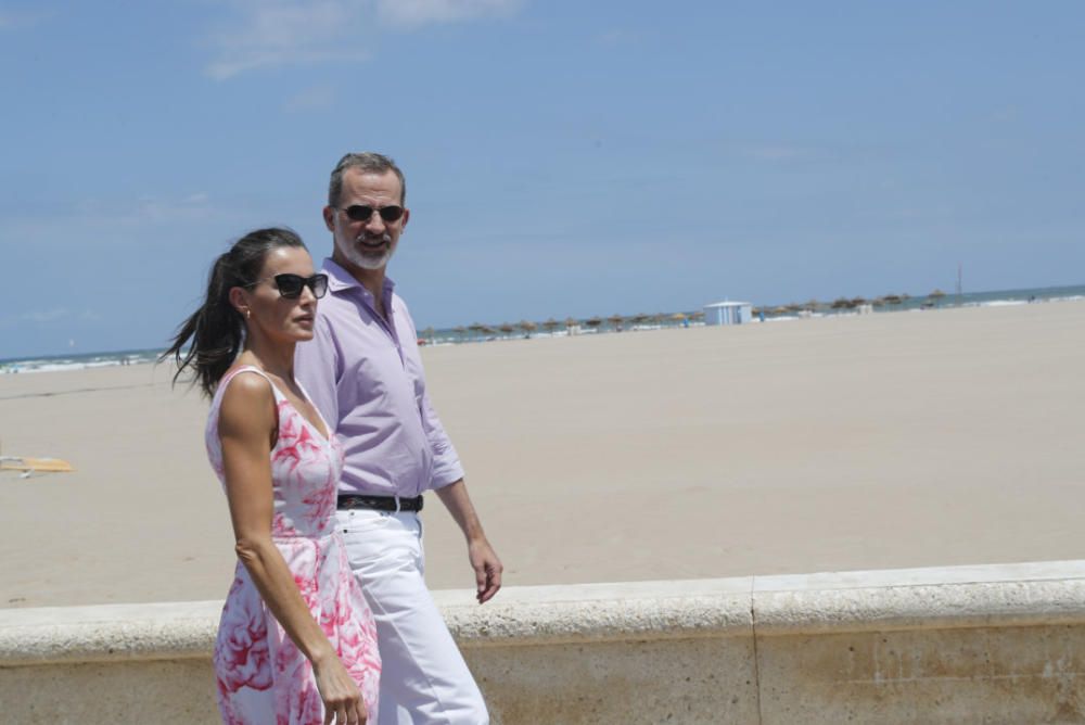 Letizia y Felipe en Valencia: los reyes pasean por la playa de Las Arenas