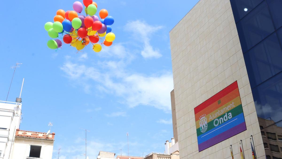AL VUELO. La suelta de globos, un acto simbólico que representa la libertad de elección es toda una tradición.