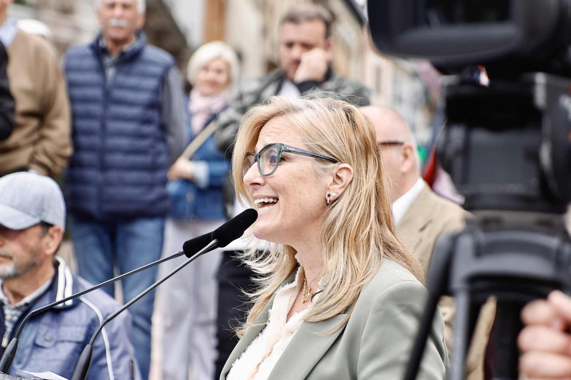 Cientos de brazos al aire junto a la Catedral de Oviedo para que la sidra sea patrimonio de la humanidad