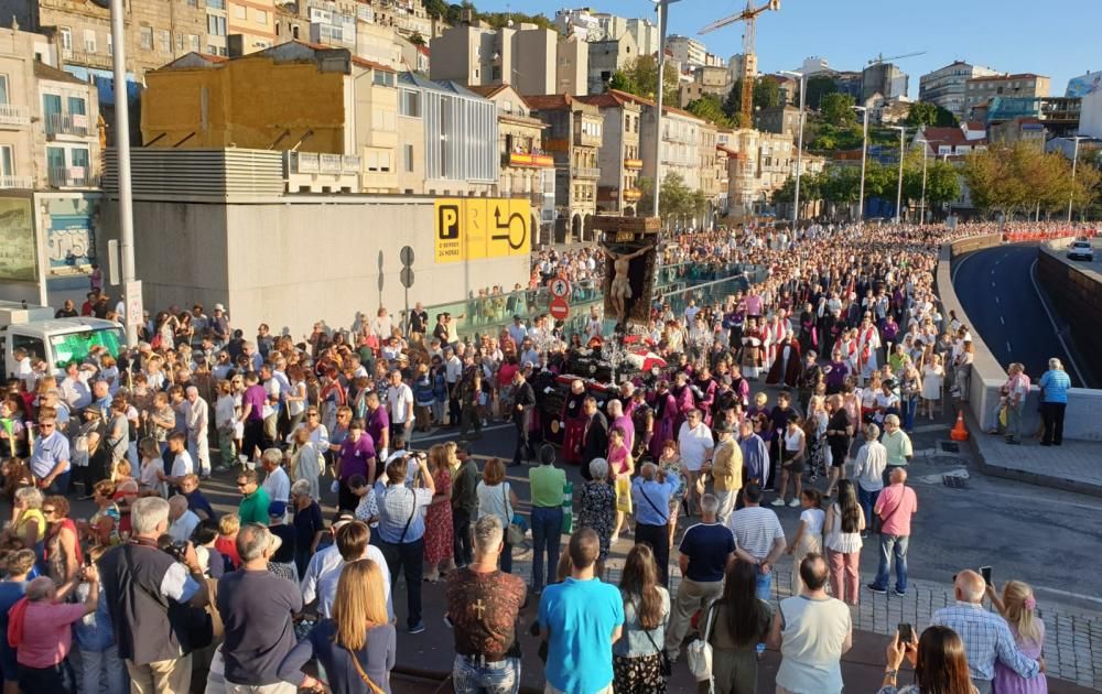 Miles de personas acompañan a la figura del Cristo de la Sal por el centro de la ciudad