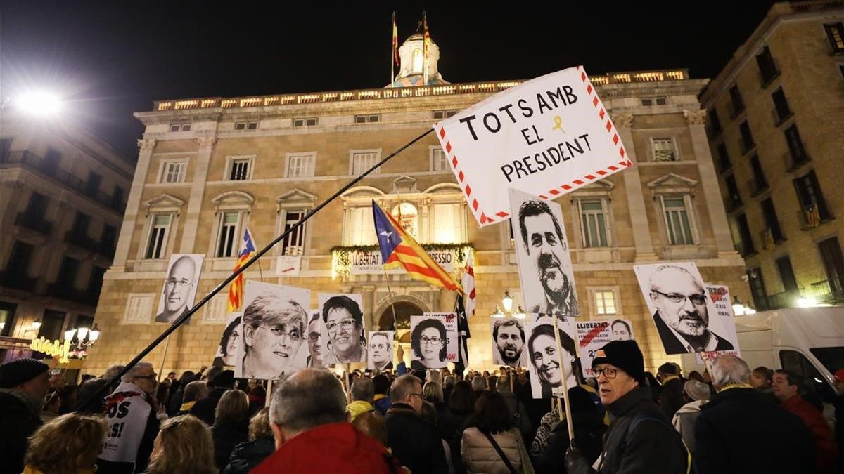 Concentración en la plaza de Sant Jaume en apoyo de Torra tras su inhabilitación, este viernes.