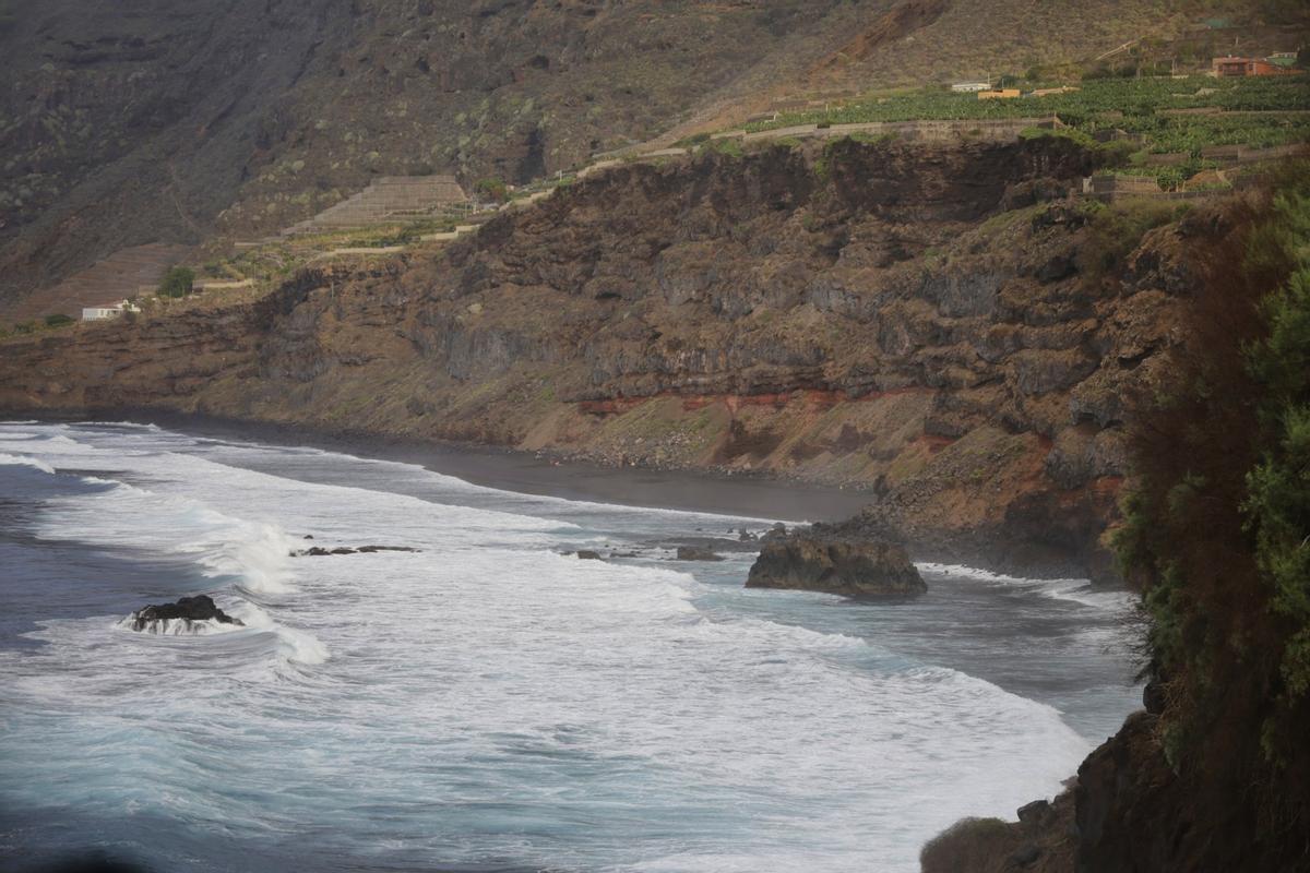 Zona con riesgo de desprendimiento en la playa Los Patos (La Orotava).