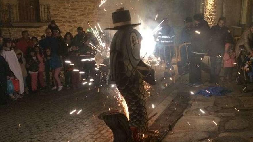 Incineración del pez en la Plaza del Arrabal.