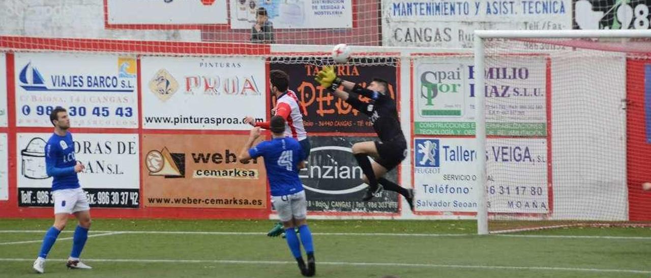 Jonás se adelanta al portero del Choco y cabecea el 1-0. // Gonzalo Núñez