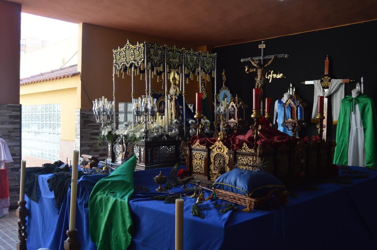 El Museo Cofrade improvisado en el porche del colegio El Divino Pastor