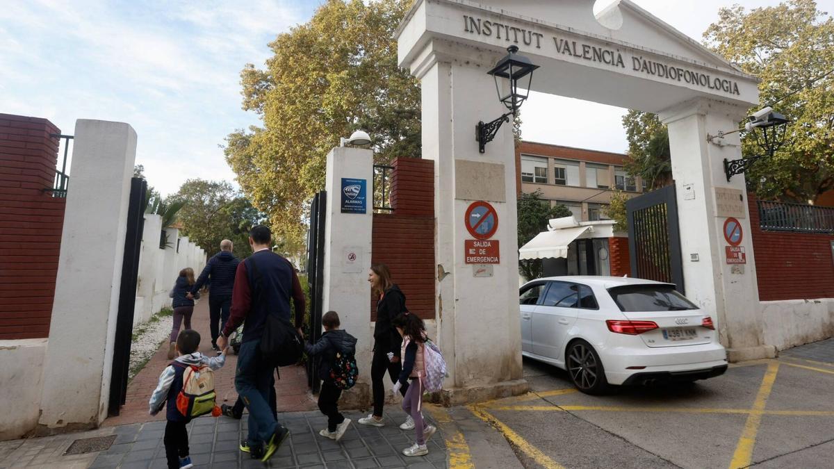 El colegio de la diputación especializado en discapacidad y sordera no tiene profesor de Lengua de signos. Las familias denuncian que lo están dejando morir. Esta financiado por la dipu y allí es donde se prevé el teatro escalante y se celebra la escuela de verano de los hijos de los funcionarios VLC