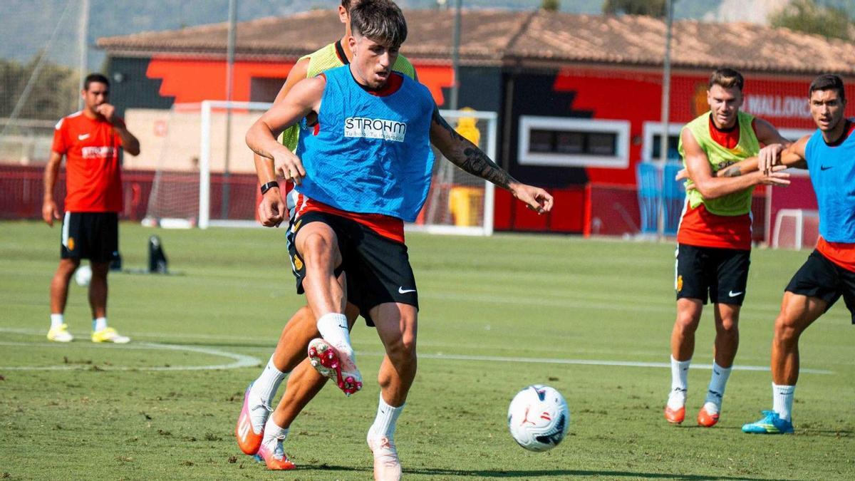 Adrián Liso, durante el entrenamiento de este viernes en Son Bibiloni.