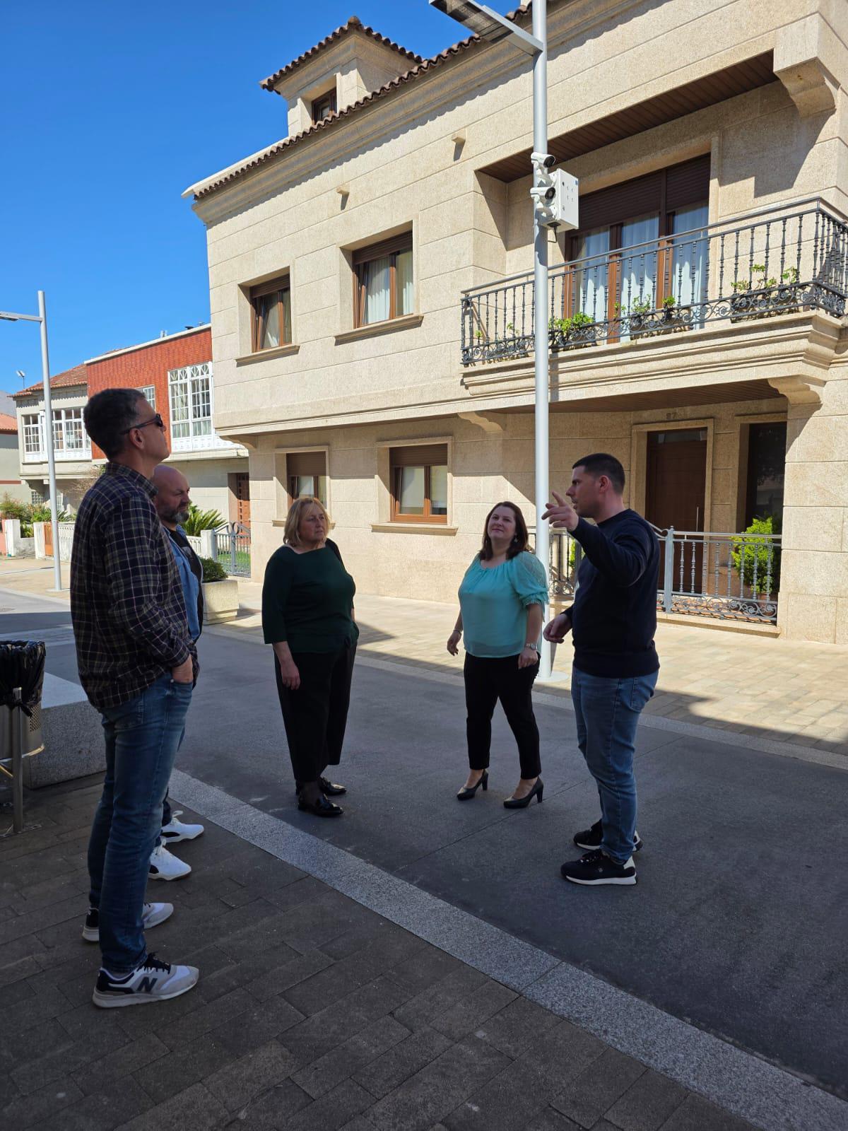 Luis Arosa explica a Araceli Gestido el funcionamiento de las cámaras.