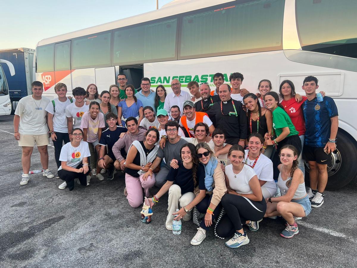 Fotografía grupal de jóvenes cordobeses en el camino a la JMJ Lisboa.