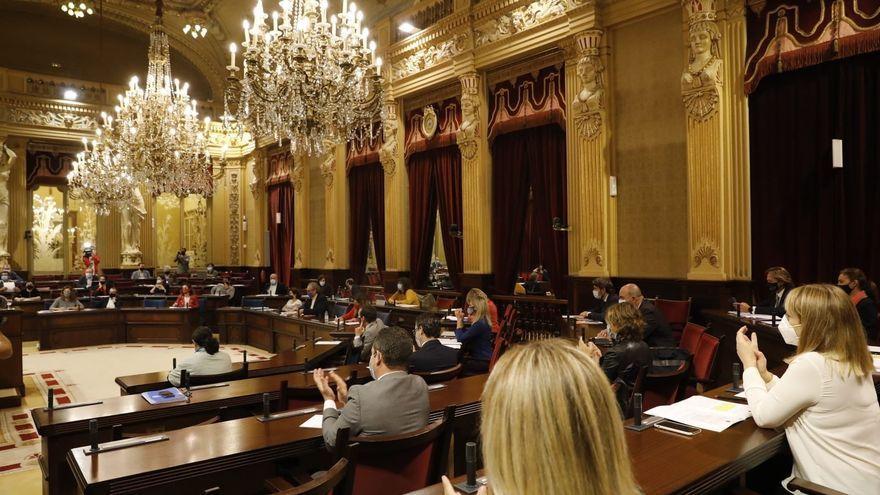 El Parlament vivirá hoy una intensa jornada con el debate a la Ley Turística.