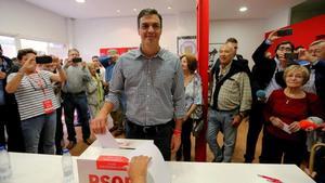Pedro Sánchez vota este domingo en su agrupación del PSOE, en Pozuelo de Alarcón (Madrid).