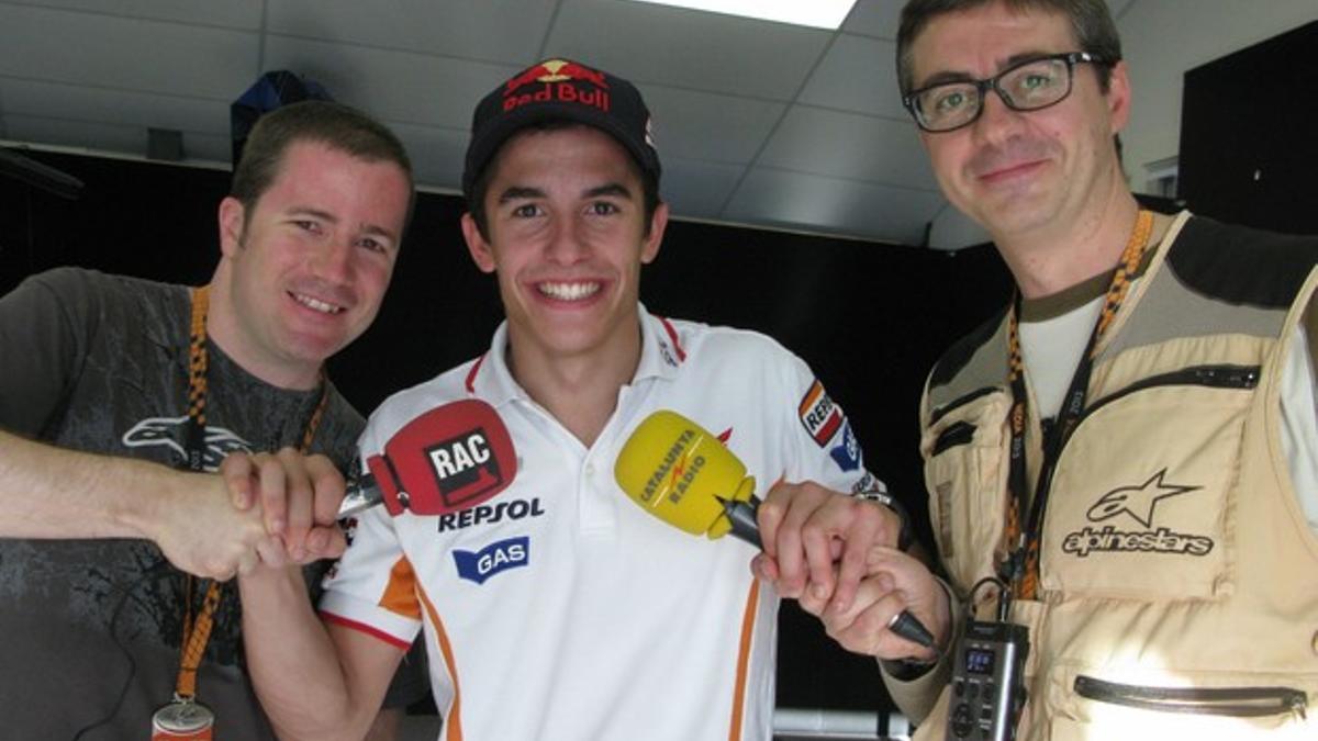 Quim Salvador, de RAC1, Marc Márquez y Damià Aguilar, de Catalunya Radio, en Phillip Island