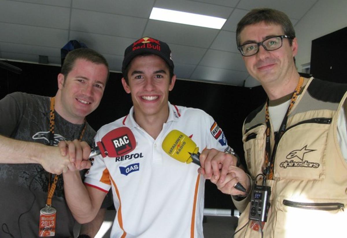 Quim Salvador, de RAC1, Marc Márquez i Damià Aguilar, de Catalunya Ràdio, a Phillip Island. Quim Salvador, de RAC1, Marc Márquez i Damià Aguilar, de Catalunya Ràdio, a Phillip Island.