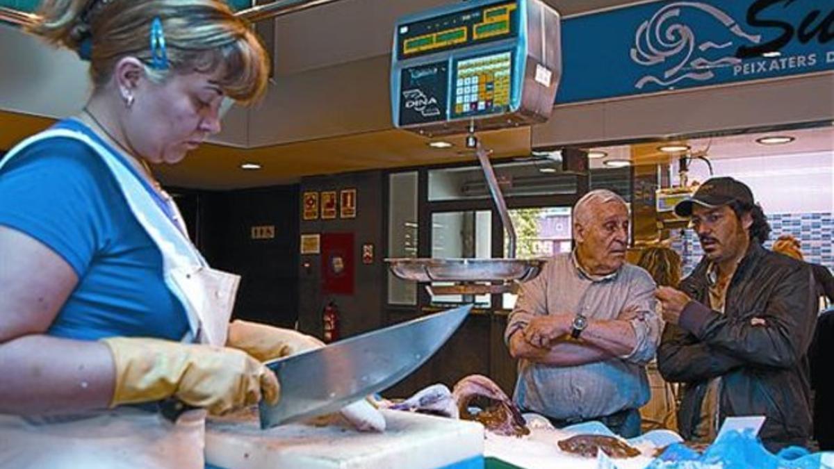 Rincón de calmaCafé, lectura de prensa y vermut A CARTES LE GUSTA RELAJARSE EN LACAFETERÍA DEL CENTRO CÍVICO DE LES CORTS O EN LA PLAZA DE LA CONCÒRDIA