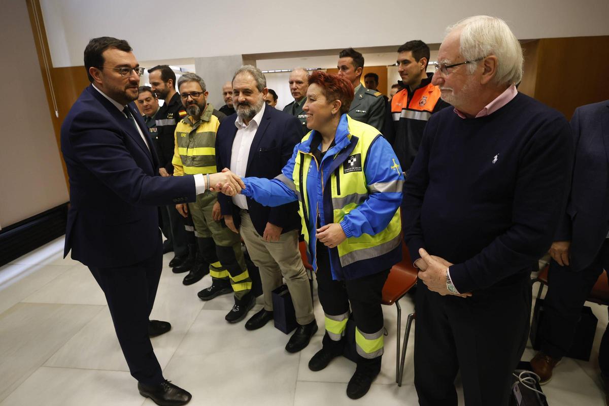 Barbón saluda a los asitentes.