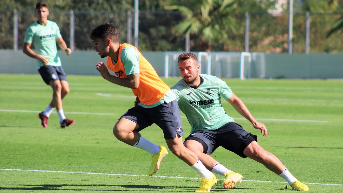 Sergio Carreira y Javi Ontiveros disputan un balón durante una sesión de trabajo de esta semana.