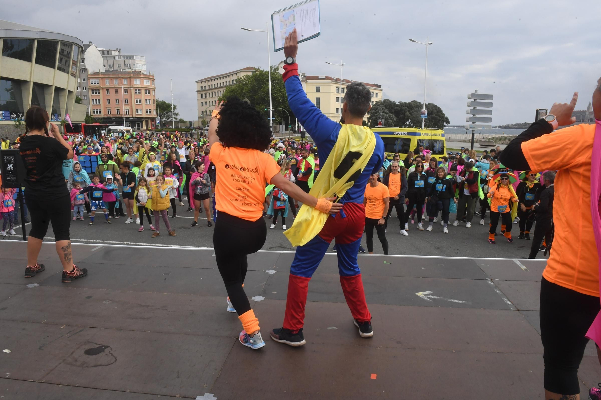 La carrera RUNKI, promovida por ENKI y Fundación Adcai inunda las calles de A Coruña con sus capas de superhéroes