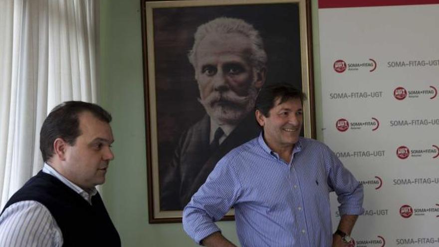 José Luis Alperi y Javier Fernández, ayer, en la sede del SOMA.