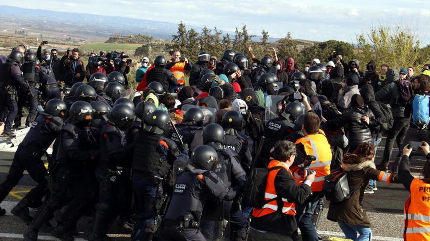 Moment en què els Mossos carregaven contra els manifestants a l&#039;A-2, a Soses