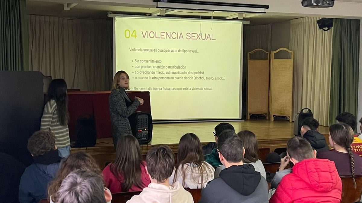Un momento del taller de prevención de la violencia de género impartido en el IES González Allende de Toro.