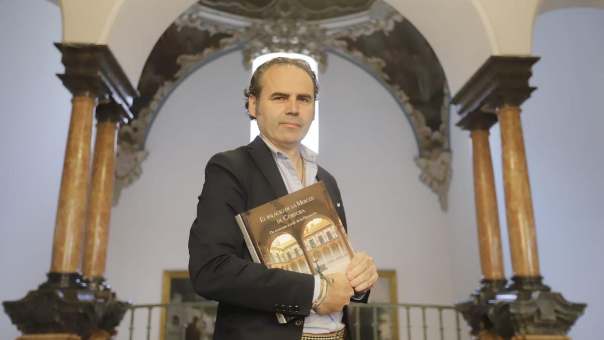 El periodista Francisco Mellado posa con su libro en la Diputación