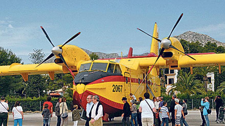 Muchos de los visitantes que ayer pasaron por la Base no perdieron la oportunidad de ver a los ´canadair´, una de las imagenes más identificadas con la lucha contra incendios