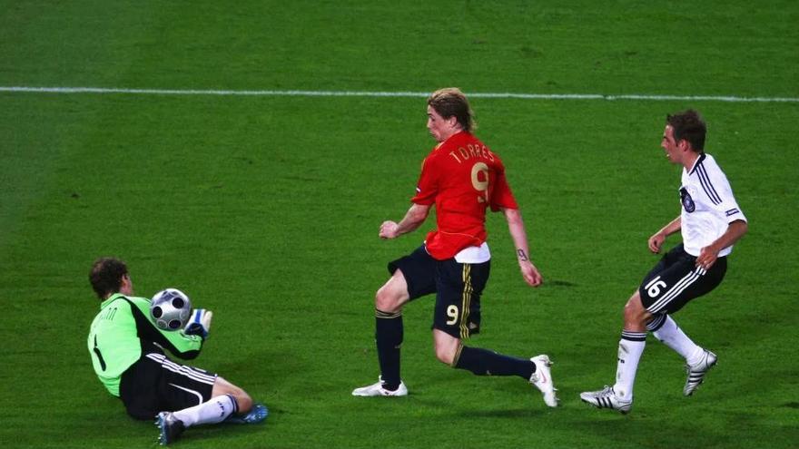 Torres anotando en la final de la Eurocopa de 2008 ante Lehmann y Lahm