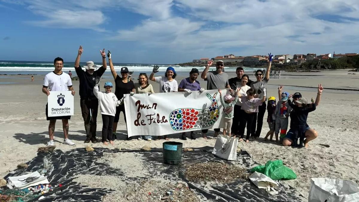 Voluntarias e voluntarios que limparon a praia das Salseiras, en Caión