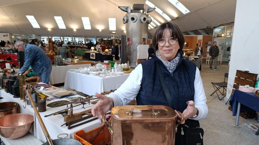 Un hostiario del siglo XIX o las famosas ollas de cobre de cocina francesa, entre las joyas de la Feria de Antigüedades de Pola de Siero