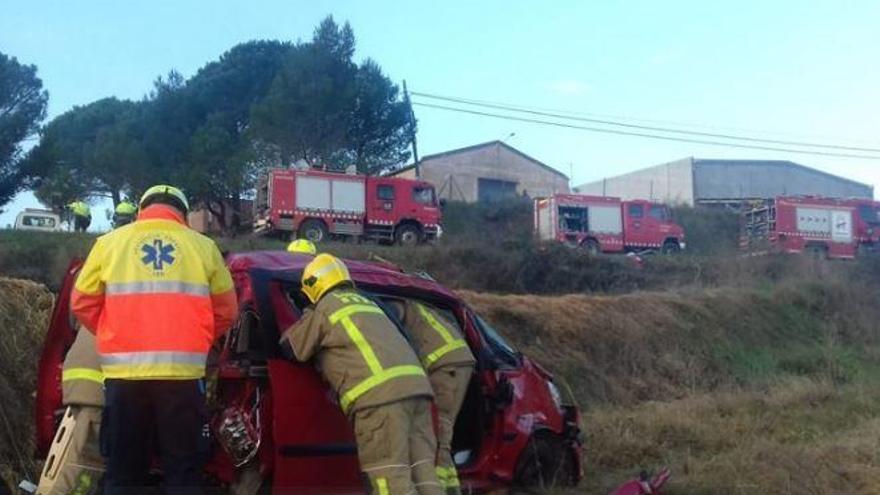 Dos ferits lleus en un accident per una sortida de via a Lladó