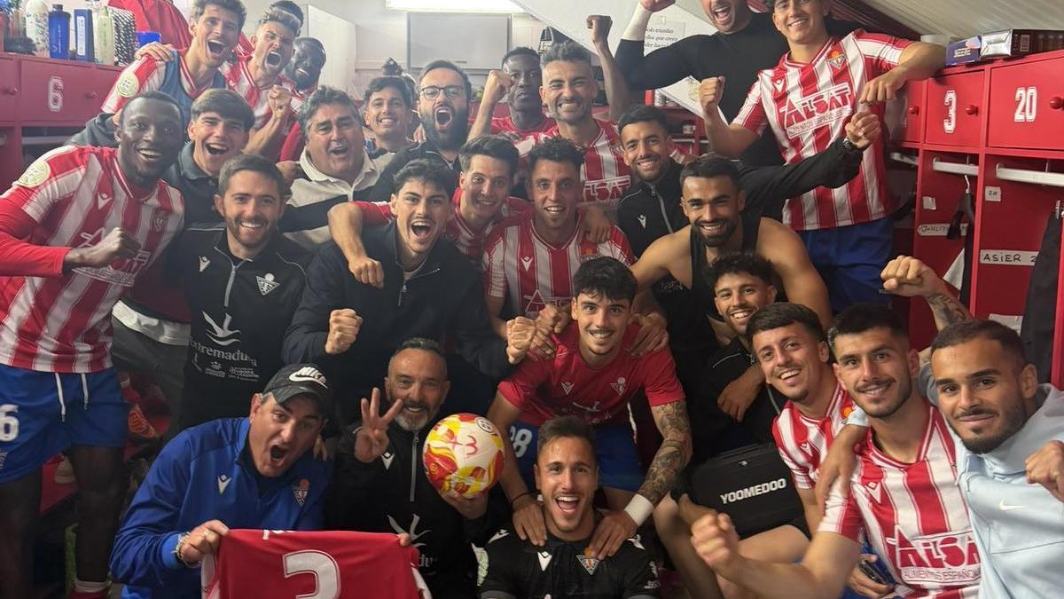 Los jugadores del Don Benito celebran la vital victoria ante el Santa Amalia de este domingo.
