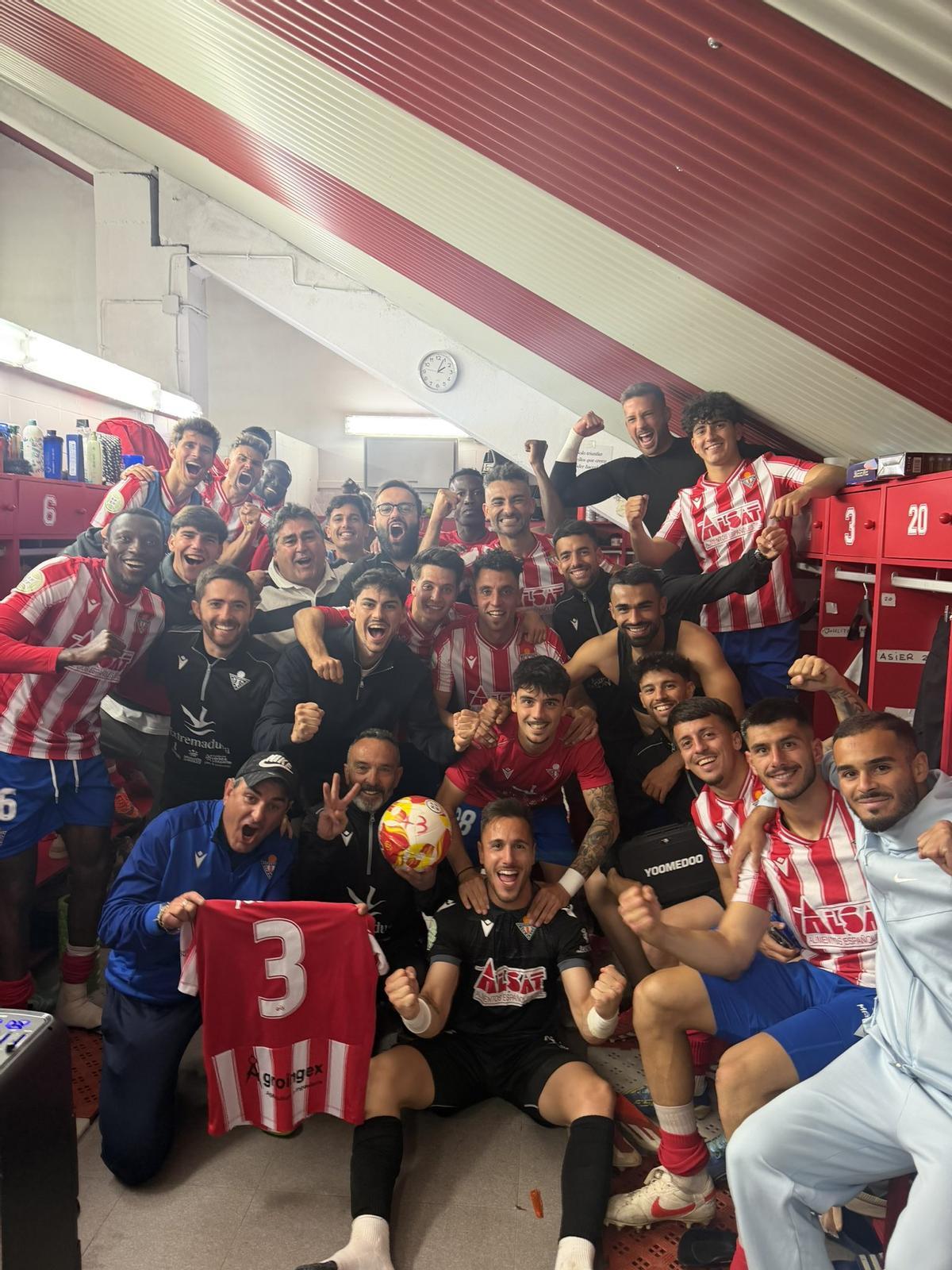 Los jugadores del Don Benito celebran la vital victoria ante el Santa Amalia de este domingo.