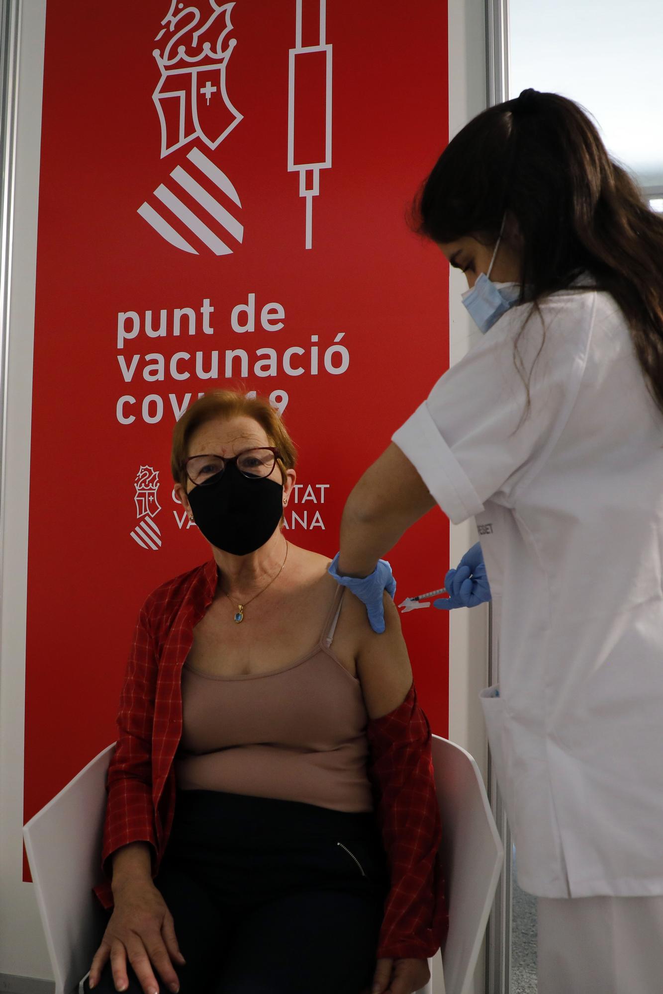 Las imágenes del segundo día de vacunación masiva en la Ciutat de les Arts i les Ciències