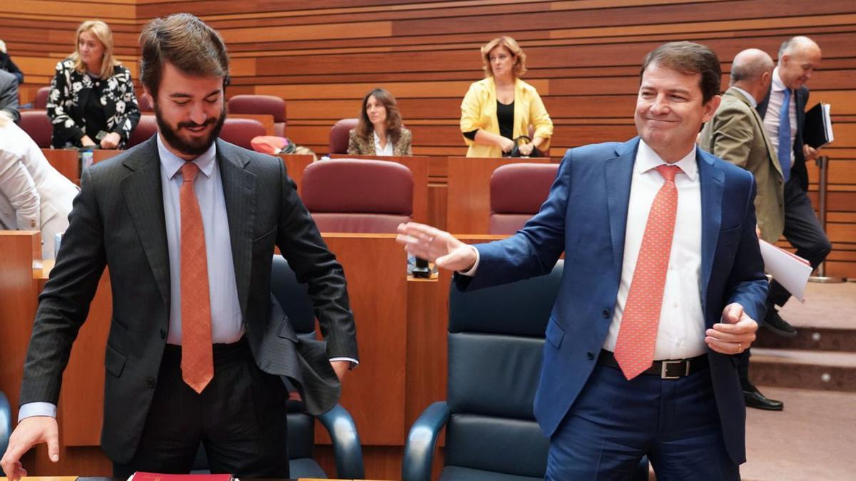 El vicepresidente de la Junta, Juan García Gallardo, izquierda, y el presidente, Alfonso Fernández Mañueco, ayer en la segunda jornada del pleno de las Cortes regionales. | Miriam Chacón - Ical