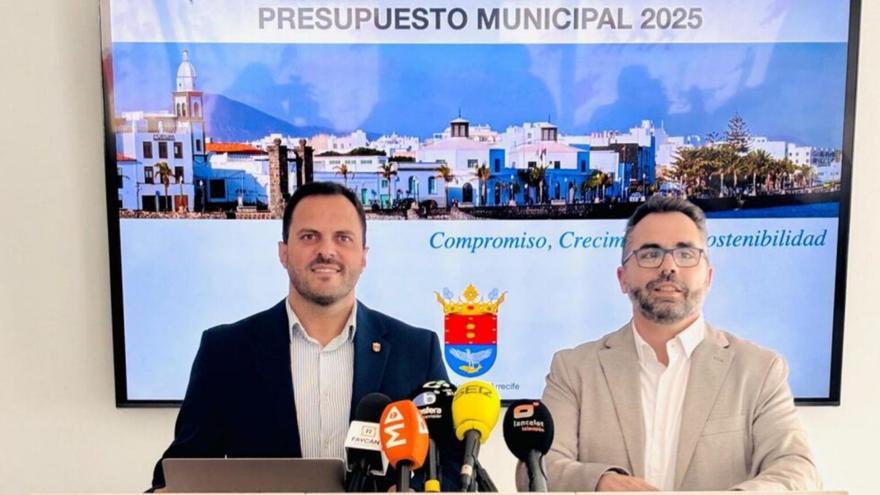 Yonathan de León (izquierda) y Echedey Eugenio, ayer, en la rueda de prensa sobre los presupuestos locales. | PRENSA AYUNTAMIENTO DE ARRECIFE