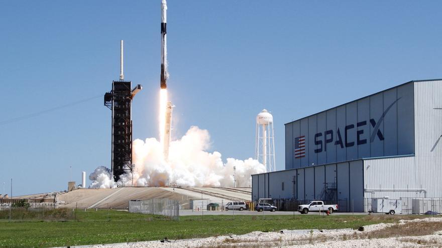 La nave privada de Space X llega a la ISS.