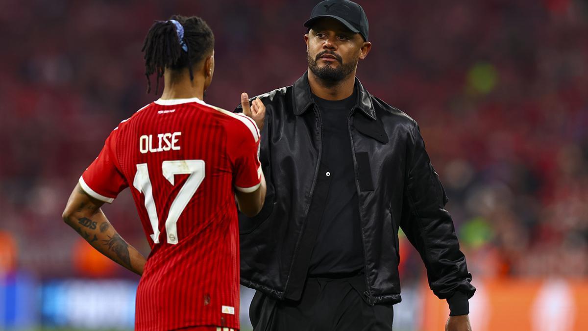 El técnico del Bayern Munich Vincent Kompany con Michael Olise tras la derrota en la semifinal de la Champions