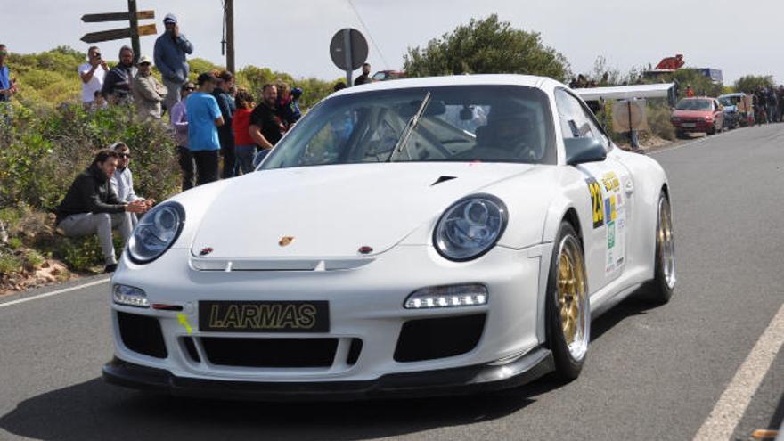 Iván Armas, a los mandos del Porsche 911 GT3-2012, en plena Subida a La Pasadilla.