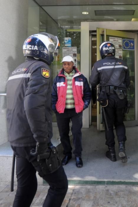 Los antidesahucios toman la sede de Bankia en Murc