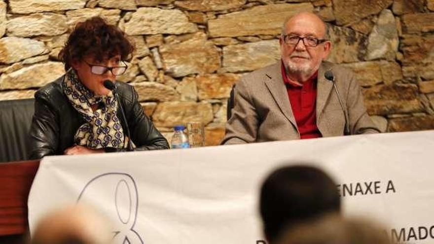 Inmaculada Valeije presentó ayer al filósofo Reyes Mate. // J. Lores