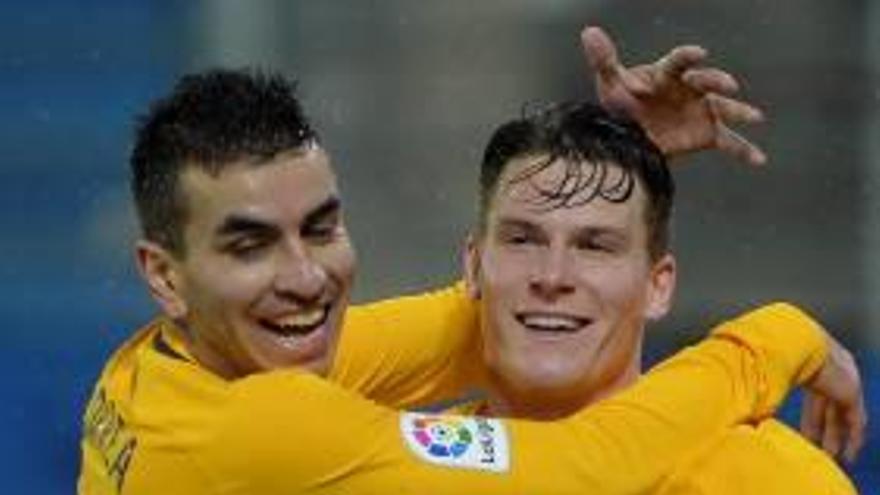 Correa y Gameiro celebran el gol del triunfo del francés.