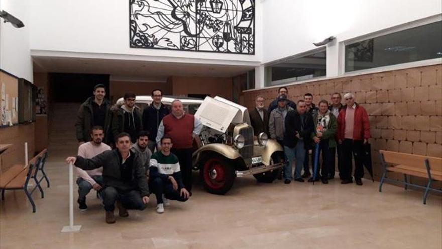 Una muestra de coches antiguos conmemora 10 años del IES Zoco