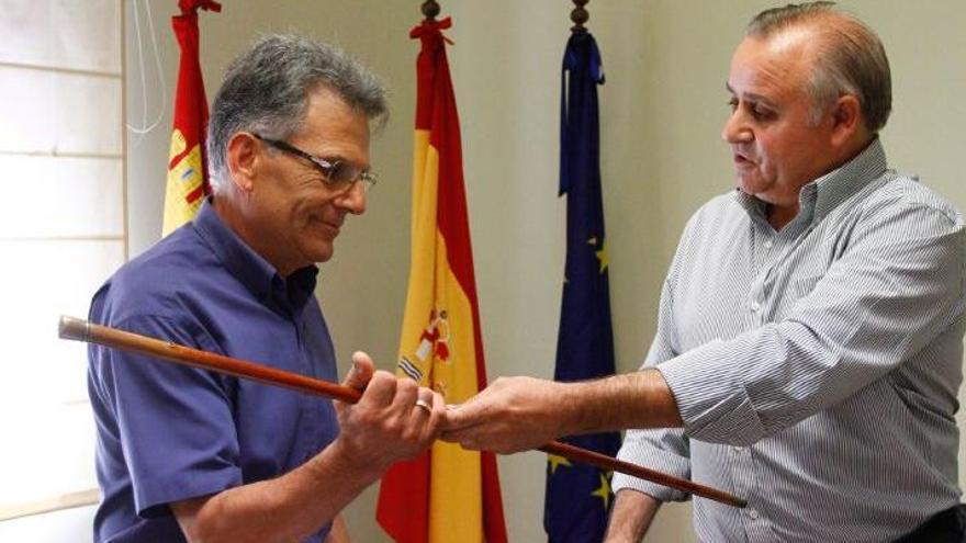 Jesús Carnero, a la izquierda, toma el bastón de mando en Pereruela de Sayago