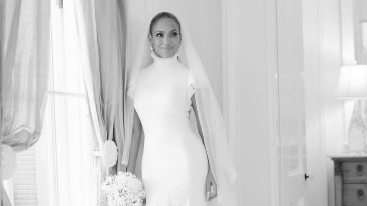 Jennifer López, 
con uno de los 
vestidos de novia 
que lució.
  | // INSTAGRAM